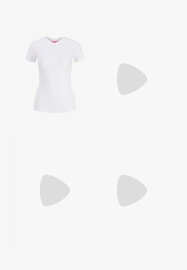 T-shirt blanc ajusté à manches courtes avec col en V, présenté sur un fond uni, vue de face.; Jean flare bleu foncé avec une taille, un design à cinq poches, des accents de couture et une texture en denim lisse.; Baskets en imprimé léopard avec lacets noirs, design à trois rayures blanches, bout et semelle en caoutchouc couleur crème, matériau supérieur texturé.; Boucles d'oreilles en argent présentant un design abstrait distinctif avec des formes irrégulières et une finition brillante. Comprend une attache à tige pour fixation.