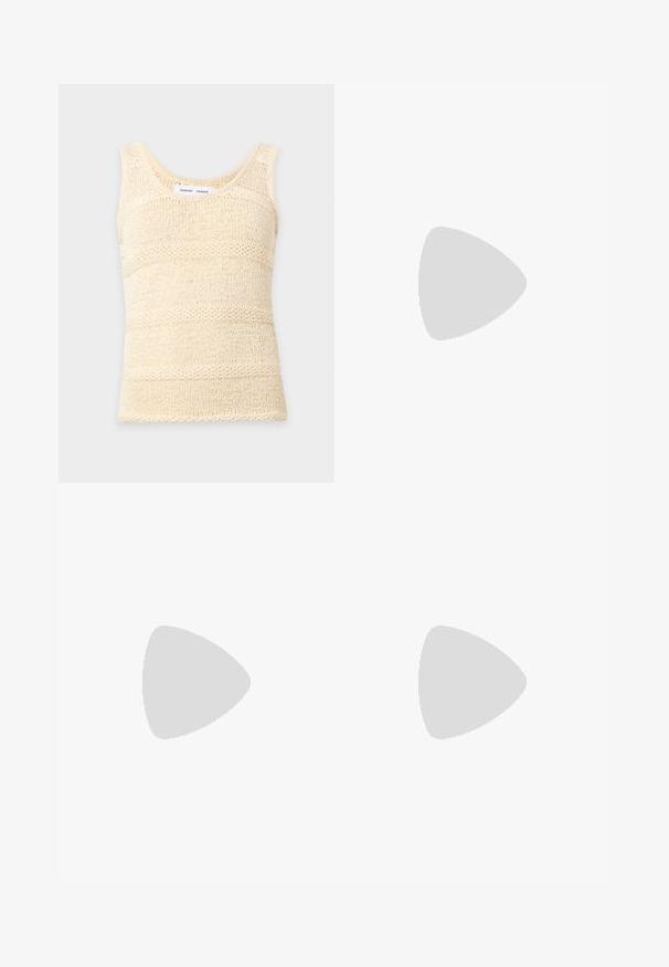 Kremfarvet ærmeløs strikket tanktop med tekstureret horisontalt stribet mønster og rund halsudskæring.; Lysblå denimshorts med klassisk femlomme-design, let slidte detaljer, lige pasform og syet kant.; Hvid sandal med stropper og kitten-hæl med spids tå, svævende over et trægulv udendørs med en sløret plante og væg i baggrunden.; Lille hvid håndtaske med brune pletter, afrundet trekantet form, sort indvendig foring og kort justerbar rem med sølvspænde.