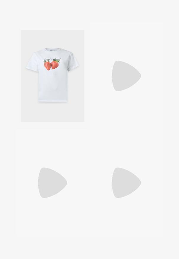 T-shirt blanc à manches courtes avec deux grandes fraises et le texte "Sweet Mood" imprimé au centre devant.; Jupe midi en denim bleue. Elle présente une fente avant, une taille haute et un design à cinq poches. Coutures classiques et accents en métal.; Baskets en toile blanches avec semelles en caoutchouc, dotées de six œillets, d'un bout rond et de détails de couture légers, portées avec des chaussettes blanches mi-mollet.; Sac à épaule en simili cuir rouge au design courbé, avec une bandoulière fine et une fermeture éclair. Texture lisse avec des détails de couture visibles.