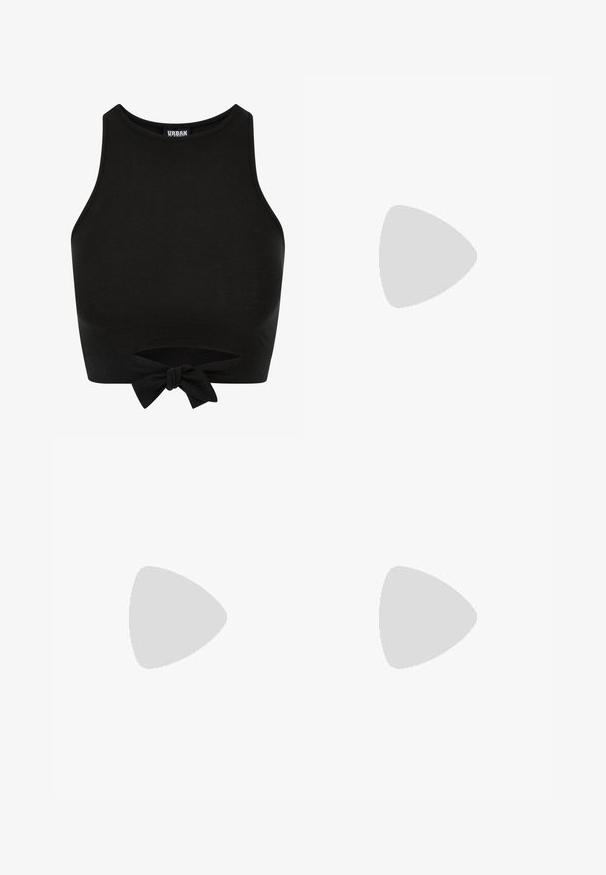 Top corto negro de tela elástica. Presenta un escote redondeado y un detalle de lazo anudado en el dobladillo. Textura suave.; Pantalones cortos de imitación de cuero negros con una cintura alta, textura suave y costuras visibles a lo largo del frente y el dobladillo.; Simmi London DANIQUE - Botas de tacón - black; Bolso de cuero negro con hebilla y detalles de remaches dorados, asas cortas y una correa de hombro ajustable sobre un fondo blanco liso.