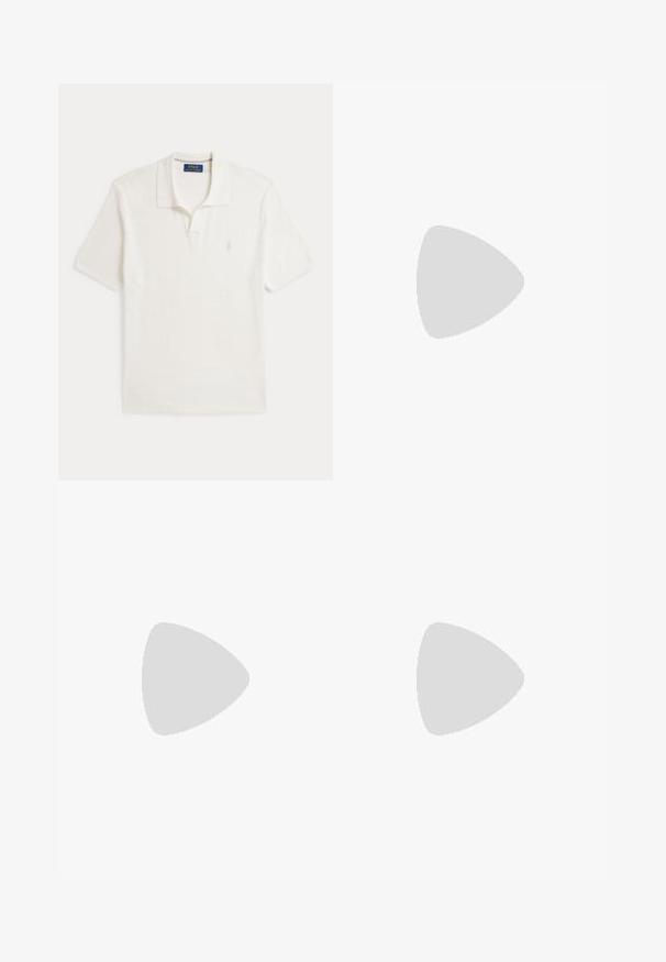 Weißes Poloshirt mit kurzen Ärmeln, Kragen und kleinem besticktem Logo auf der linken Brust, Markenetikett innen im Kragen.; Schwarze Badehose aus leichtem Stoff, mit einem Kordelzug an der Taille und verstellbaren Toggle-Details an den Säumen.; Weißer Low-Top Sneaker mit brauner Sohle, blauem Fersenlasche, Schnürsenkeln und goldenem Polo Ralph Lauren Logo an der Seite.; Schwarze rechteckige Tote-Tasche mit kurzen Griffen, einem langen Schulterriemen an der Seite und einem kleinen bestickten Polo-Spieler-Logo in der vorderen Mitte.