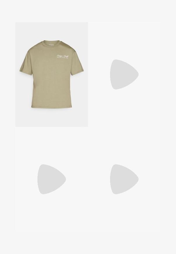 Khakifarbendes Baumwoll-T-Shirt mit Rundhals, kurzen Ärmeln und einem kleinen weißen Druckdesign auf der linken Brust. Saubere Linien, keine Muster.; Hellfarbene Jeans im weit geschnittenen Stil mit hoher Taille, Fünf-Taschen-Design und dezenten Nahtdetails. Hergestellt aus robustem Baumwollstoff.; Weiße Sneaker mit beigen Akzenten, aus glattem Leder, mit runder Zehenform, flacher Gummisohle und Schnürverschluss sowie einem Logo an der Ferse.; Braune Acetat-Sonnenbrille mit dunkelgrünen Linsen, rechteckiger Form und goldenen Akzenten an den Bügeln. Glatte Textur, minimalistisches Design.