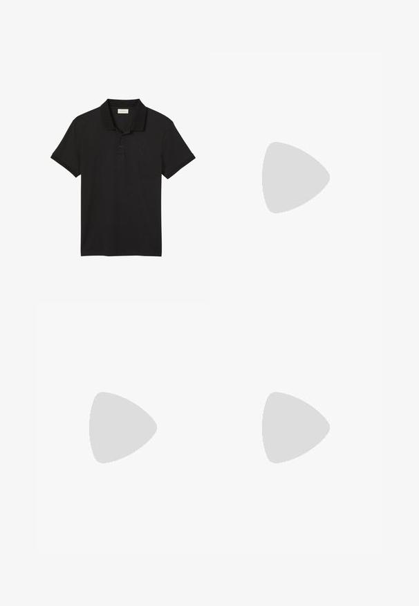 Must lühikeste varrukatega polo särk, millel on kaks nööpi ja väike tikitud Calvin Kleini logo vasakul rinnal.; Beezid chinod sirge jala, pehmest puuvillakangast, millel on lukuga lend ja üks must nööp. ; Mustad mustankott, mis on valmistatud siledast materjalist, peente õmblustega, kummitald ja stiilne disain, asetatud puidustruktuuriga pinna kohale.; Mustast nahast kandekott kahe pealse sangaga, reguleeritava õlarihmaga ja esiküljel tekstuurne tasku, millel on peen punutud muster.