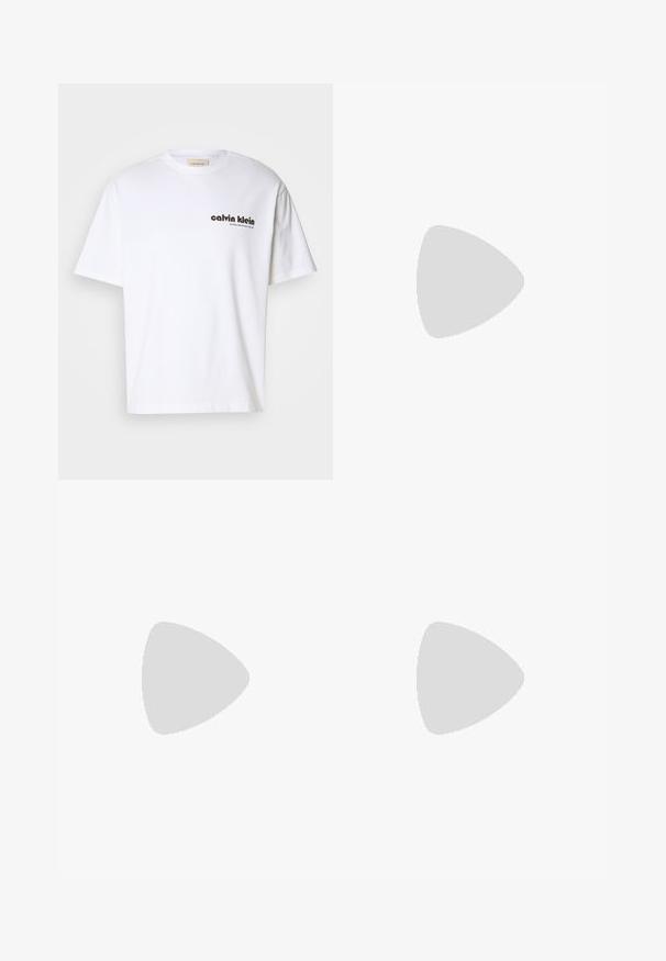 Weißes Baumwoll-T-Shirt mit kurzen Ärmeln, mit schwarzem "Calvin Klein"-Textlogo und einem quadratischen Etikett in der Nähe des Ausschnitts. Schlichtes Design.; Schwarze Shorts aus elastischem Stoff mit einem elastischen Bund, Seitentaschen und einem schlichten, klaren Design. Keine Muster oder Verzierungen.; Beiger Veloursledersneaker mit Schnürsenkeln und "ck"-Logo, schwebend über einem polierten Betonboden vor einer Wand aus Glasklötzen dargestellt.; Kompakte olivgrüne Umhängetasche mit Vordertasche, schwarzem verstellbarem Riemen, Reißverschluss und Calvin Klein Logo-Plakette.