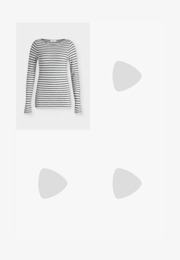 Langärmeliges T-Shirt mit Rundhalsausschnitt und grauen sowie weißen horizontalen Streifen, schmale Passform, auf einfarbigem Hintergrund dargestellt.; Helle blaue und weiße gestreifte weite Hosen mit hoher Taille, ausgestattet mit fünf Taschen und einem knöpfbaren Bund.; Schwarzer Leder-Damenschuh mit niedrigem Absatz, spitzer Schuhspitze und kleinem Kittenabsatz auf schlichtem hellem Hintergrund.; Schwarze Kunstfell-Handtasche mit weicher Textur, runder Form und einem stabilen schwarzen Leder-Schulterriemen. Sichtbare silberne Hardware-Akzente.
