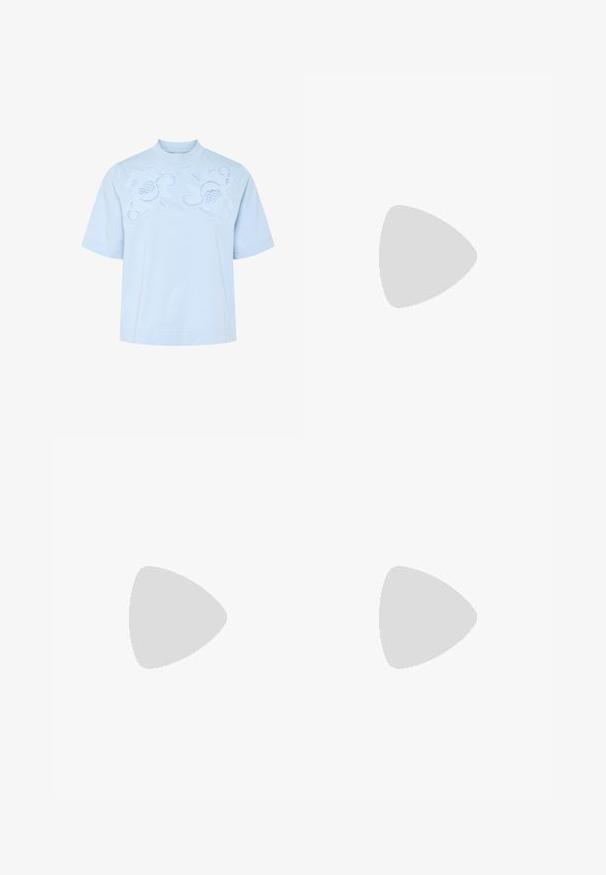Lyseblå kortærmet top med høj hals, der har intrikate hvide broderede blomsterdesigns på forsiden. Blødt bomuldsmateriale.; Lysblå denimnederdel med rå kant og skrå lomme foran, prydet med kontraststing og en enkelt knaplukning ved taljen.; ALDO NAILAH - Pumps - white/bone; Brun vævet læderhåndtaske med hvid piping, guldfarvet lynlås og aftagelig brun stofskulderrem.