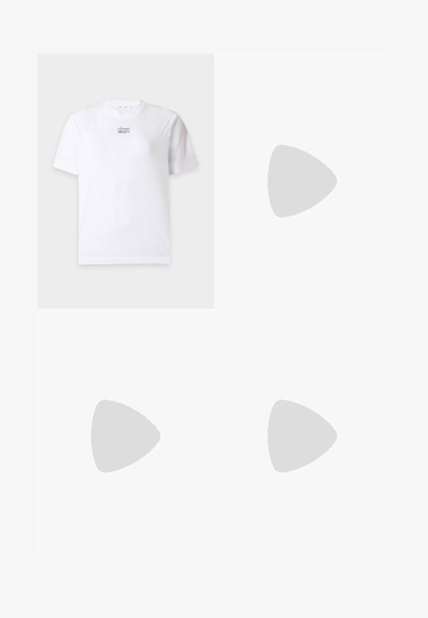 Λευκό T-shirt με κοντά μανίκια με μικρό γκρι κείμενο "Samsøe SOCIETY" τυπωμένο κεντρικά κοντά στη λαιμόκοψη.; Μακριά φούστα σε μωβ χρώμα με φαρδιά ελαστική μέση με σφηκοφωλιά και μαλακό, ρέον ύφασμα που εκτείνεται μέχρι το τελείωμα.; Filippa K REY FLATS - Μπαλαρίνες - bright red; Τσάντα χειρός από σκούρο καφέ δέρμα με υφή, με δύο ιμάντες, στρογγυλεμένο ορθογώνιο σχήμα και ασημί στρογγυλό κούμπωμα στο μπροστινό καπάκι.