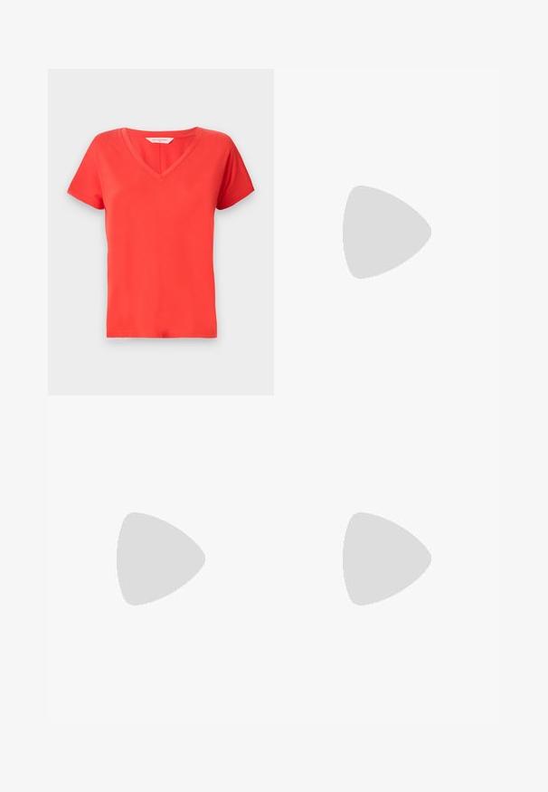 Rode V-hals T-shirt met korte mouwen, gemaakt van een zachte stof. Heeft een klassieke pasvorm en schone randen, geschikt voor casual draag.; Blauwe spijkerbroek met rechte pijpen, voorzien van een lichte vervaging, vijf zakken en een enkele knoopsluiting in de taille.; Zwarte lakleren slingback schoenen met een spitse neus en een lage blokhak. Verstelbare gespband bij de enkel.; Glanzend zwart rechthoekig handtasje met twee dunne schouderbanden en kleine gouden gespsdetails aan de voorkant.