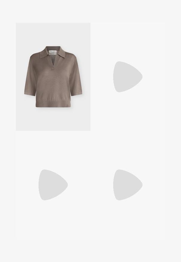 Korte mouwen taupekleurige gebreide poloshirt met V-hals en geribde zoom, plat gelegd op een lichte achtergrond.; Donkerbruine suède kokerrok met zichtbare naaddetails, knielengte, gepresenteerd tegen een lichte achtergrond.; Zwarte leren laars tot aan de knie met een spitse neus, twee decoratieve banden met gouden gespen en een stevige, gestructureerde hak.; Leren clutch in donkerbordeaux met een envelopontwerp. Voorzien van een gouden kettingriem, een gladde textuur en een spitse klep sluiting.