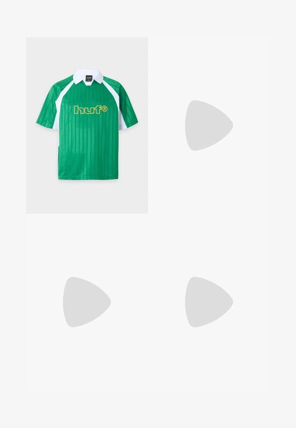 Grünes Sportshirt mit kurzen Ärmeln, weißem Kragen und seitlichen Einsätzen, mit gelbem "huf®" Schriftzug vorne.; Dunkelblaue Denim-Shorts mit entspanntem Schnitt, ausgestattet mit dem klassischen Fünf-Taschen-Design, gelbem Logodetail und Kontrastnähten.; Braune Lederbootsschuhe mit gesteppten Akzenten, metallischen Ösen, einer erhöhten Naht an der Zehe und einer flachen Gummisohle.; Rechteckige Sonnenbrille mit dünnem silberfarbenem Metallgestell und bernsteinfarben getönten Gläsern, liegend auf einer weißen Oberfläche.