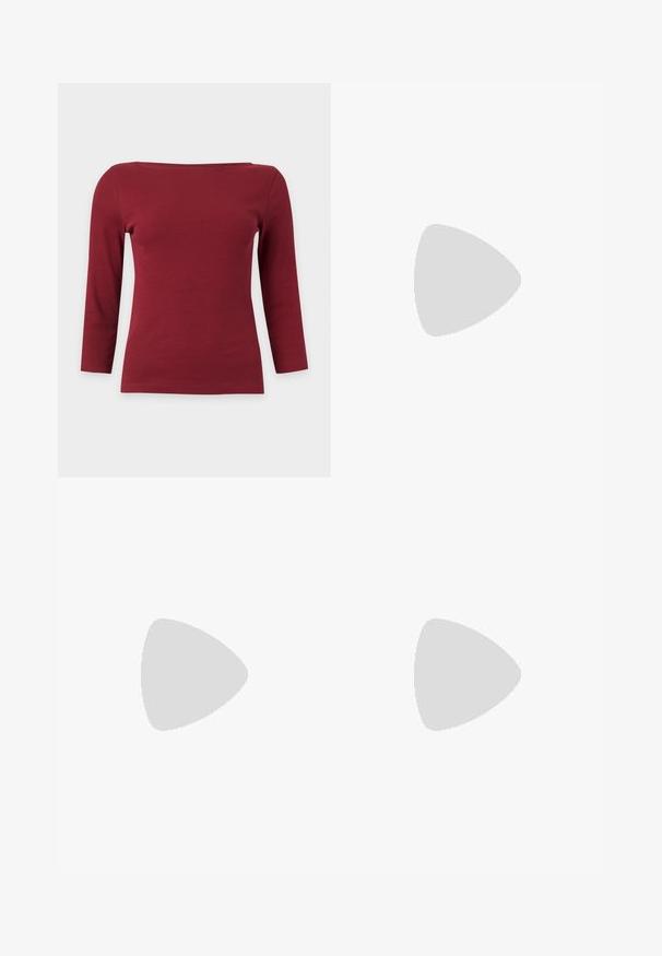 Effen donkerrood geribd top met lange mouwen, een brede boothals en een aansluitend silhouet op een lichtgrijze achtergrond.; Wijde blauwe spijkerbroek met vijf zakken, knoopsluiting en zichtbare bruine stiksels, plat weergegeven op een witte achtergrond.; Paarse gepatineerde leren hakken met een spitse neus, twee gesps onderdelen en een lage hak. Glad textuur met een glanzende afwerking.; Donker bordeaux glanzende handtas met een enkele dunne handgreep en een slanke trapeziumvorm op een effen lichte achtergrond.