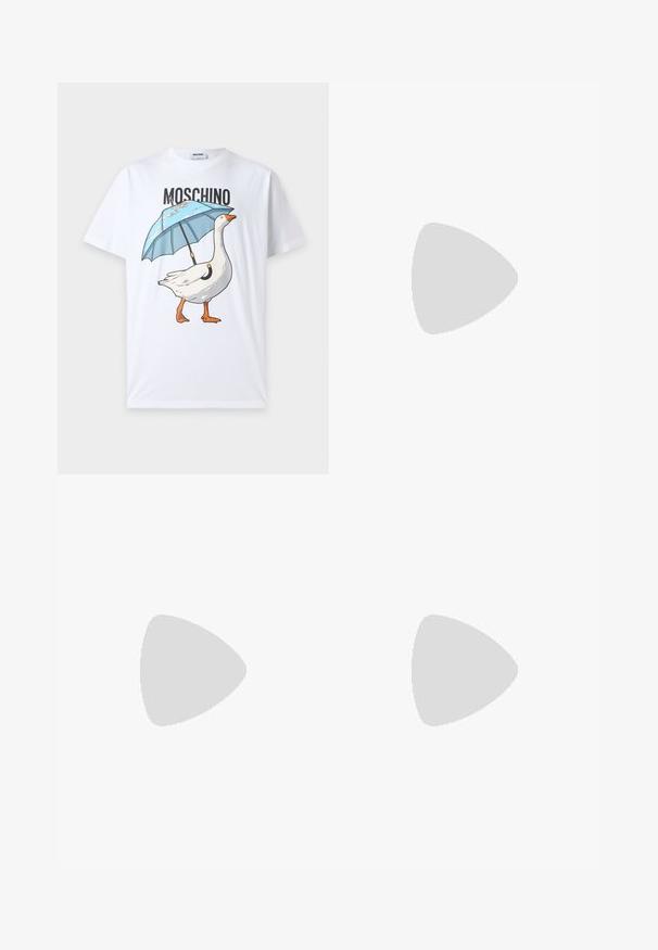 T-shirt blanc avec le texte "Moschino" au-dessus d'un graphique représentant une oie blanche tenant un parapluie bleu sur son dos.; Pantalon de survêtement noir à taille élastique, avec un petit ours en peluche et le logo "Moschino" sur la cuisse gauche.; Sandale noire à bride large ornée d'un grand texte bleu clair en lettres majuscules sur fond blanc.; Sac banane noir Moschino avec fermeture éclair frontale et sangle ajustable sur un fond uni clair.
