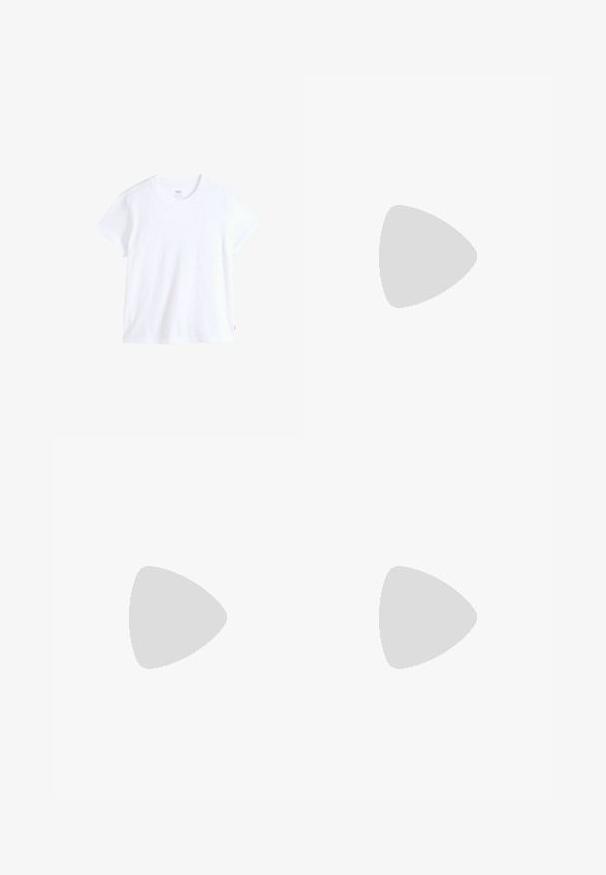Hvid bomuld t-shirt med korte ærmer, rund halsudskæring og lige kant. Har en lille rød logoetiket på nederste venstre side.; Lyseblå denimshorts med forlommer, bæltestropper og knaplukning, vist fladt på en hvid baggrund.; Høje sneakers lavet af gul lærred, med et mønster af små røde jordbær, hvide snørebånd og en hvid sål med sorte striber.; Guldindfattede rektangulære solbriller med grønne linser og små dekorative krystaller på stængerne, hvilende på en hvid overflade.