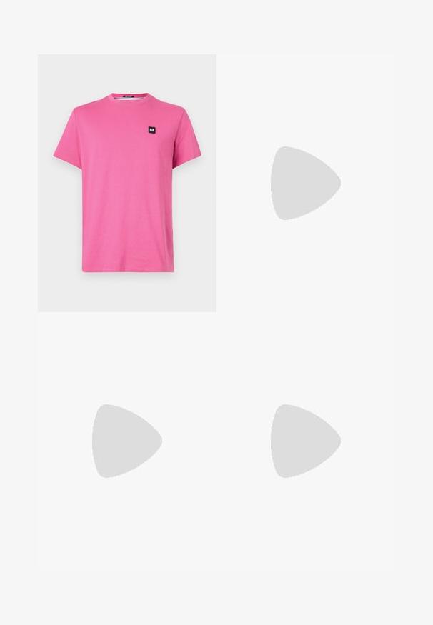 T-shirt en coton rose à manches courtes, col rond, avec un petit patch logo noir sur la poitrine. Design simple et texture lisse.; Pantalon cargo noir avec poches à rabat latérales, poignets élastiques, fermeture frontale par bouton et fermeture éclair.; Sneaker Nike Air Max 90 blanche avec une tige en mesh et cuir, une boîte à orteils perforée et une unité air visible au talon.; Sac banane en tissu noir avec une texture lisse, une sangle réglable, deux compartiments zippés et un patch logo rectangulaire à l'avant.
