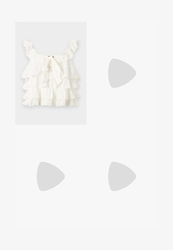 Top court blanc sans manches avec des couches à volants, bordure en dentelle ajourée et un nœud devant sur un fond uni.; Pantalon large bleu clair avec des rayures verticales blanches, doté d'un lien en tissu à la taille et d'un ourlet froncé. Texture légère et lisse.; Baskets basses blanches avec lacets blancs et semelle en caoutchouc, vues de côté sur un fond neutre.; Sac à main en cuir blanc avec un design plissé, doté d'une bandoulière en chaîne dorée et d'une forme arrondie. Texture lisse avec des plis doux et sans motifs.