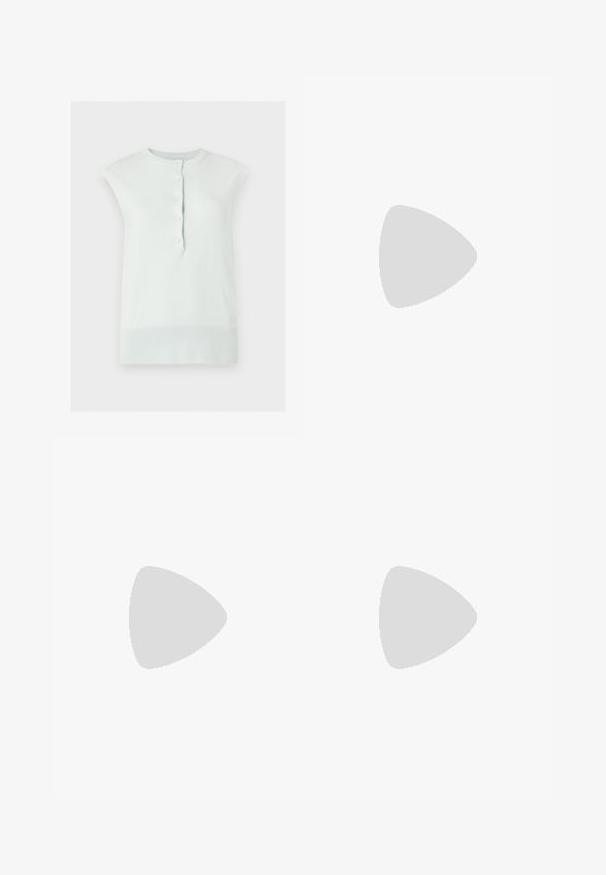 Top blanc en maille sans manches avec col et ourlet côtelés, doté d’une patte de boutonnage avant avec cinq boutons.; Mini-jupe en tweed beige avec un motif carreauté texturé, ourlet frangé et silhouette droite, fabriquée en tissu tissé doux.; Escarpin slingback nude brillant à bout pointu avec un petit talon kitten bas et un accent doré sur le contrefort du talon.; Sac rectangulaire en cuir crème avec double fermeture éclair argentée, poignée supérieure et bandoulière réglable sur fond blanc uni.