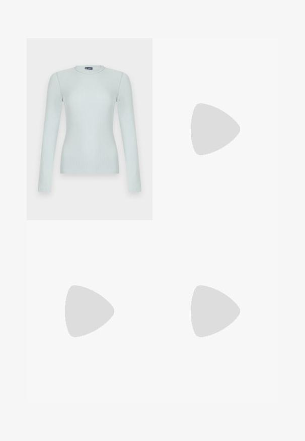 Lichtblauwe geribbelde, nauwsluitende trui met lange mouwen en een ronde hals, afgebeeld tegen een effen witte achtergrond.; Donkerblauwe flared jeans van denim met een hoge taille, voorzien van voorzakken, een ritssluiting en subtiele stikseldetails.; Bordeaux lakleren loafers met een platte zwarte hak, voorzien van een tasselaccent en gedetailleerd stiksel langs de naden.; Zwart handtas in de vorm van een halve maan met een enkele verstelbare band en een zilveren A|X-logo sluiting op de voorsflap.