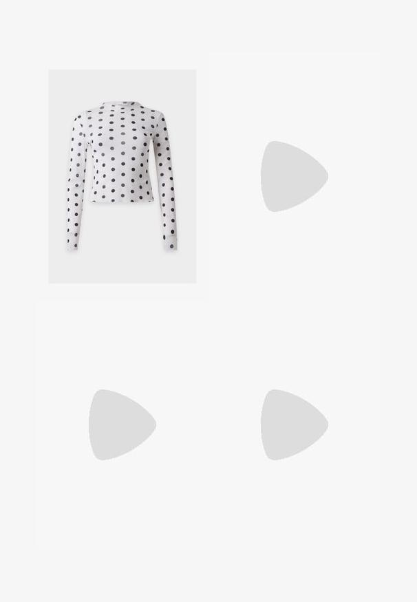 Crop top blanc à manches longues avec des pois noirs uniformément espacés sur le tissu.; Jupe mini plissée noire en tissu lisse. Dotée d'une taille ajustée et de détails de couture subtils le long des plis pour apporter de la texture.; Chaussure slingback en cuir verni noir avec bout pointu et petit talon bloc incliné sur fond clair uni.; Sac à main rectangulaire rose pâle avec double poignée, nœud décoratif, œillets métalliques et petit charm en forme de cœur sur un fond uni.