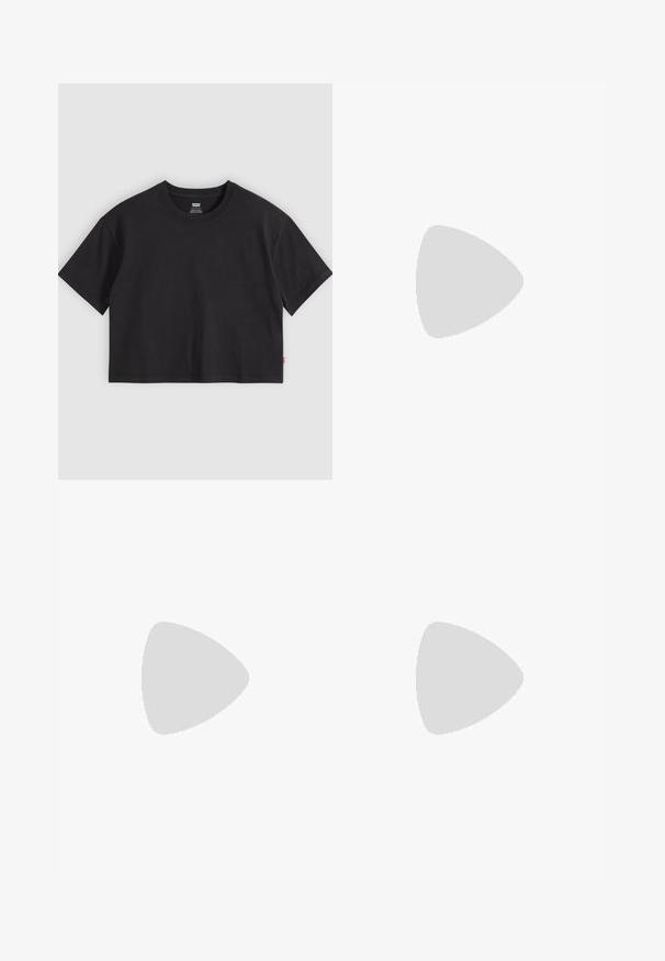 Zwarte cropped T-shirt met korte mouwen en ronde hals en een klein rood Levi's-label op de zijnaden, plat gelegd op een lichtgrijze achtergrond.; Zwarte denim shorts met een vervaagde wassing, rafelig zoom, klassieke vijf-pocket ontwerp en een enkele knoopsluiting. Dikke stiksels accentueren het geheel.; Zwarte suède sneaker met drie witte strepen, een rubberen gumzool en een klein gouden logo aan de zijkant. Heeft een gladde zwarte binnenvoering.; Kleine zwarte denim schoudertas met een gestrikte riem en ritssluiting, met een rood Levi's stoffen label aan de zijkant.