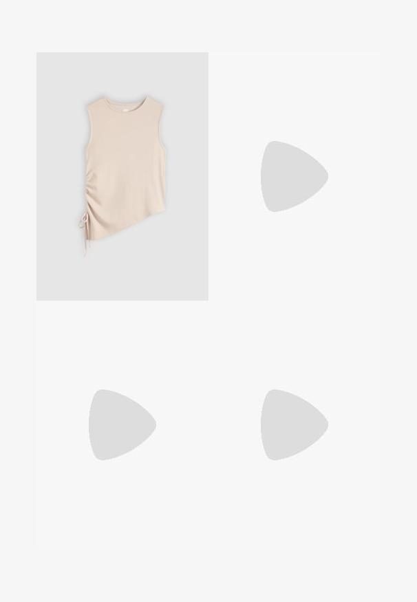 Top sin mangas beige con cuello redondo y detalle de lazo lateral ajustable que crea un efecto fruncido en un lado.; Jeans de mezclilla de corte acampanado en azul claro, con cintura alta, un ligero desvanecimiento, detalles desgastados y diseño estándar de cinco bolsillos.; Zapatilla baja con parte superior plateada brillante, tres rayas beige, cordones blancos y suela de goma marrón claro, mostrada de lado sobre fondo blanco.; Gafas de sol ovaladas negras y elegantes con lentes oscuras y patillas rectas, reposando sobre una superficie blanca.