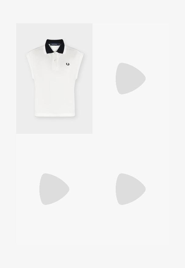 Polo sans manches blanc avec col en maille noire, deux boutons blancs et petit logo noir de couronne de laurier sur la poitrine.; Pantalon large bleu marine avec ourlets retournés, taille haute, boutons latéraux et plis à l'avant.; Botte en cuir noir haute avec un talon bas et une sangle décorative avec boucle en argent autour du haut du mollet.; Sac à main rectangulaire en cuir noir avec deux longues anses et logo numérique blanc centré sur le devant.