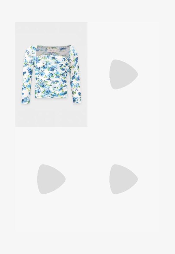 Weißes Langarmoberteil mit blau-grünem Blumenmuster, quadratischem Ausschnitt, geraffter Vorderseite und figurbetontem Schnitt.; Blaue gerade geschnittene Jeans mit Fronttaschen, Gürtelschlaufen und Knopfverschluss vor einem schlichten weißen Hintergrund.; Dunkelbraune Leder-Sandalette mit Riemchen und verstellbarem Schnallenriemen am Knöchel, Kitten-Heel, vor weißem Hintergrund.; Rechteckige Tasche mit gelbem und schwarzem Blumenmuster und geflochtenem gelb-pinkem Griff auf weißem Hintergrund.