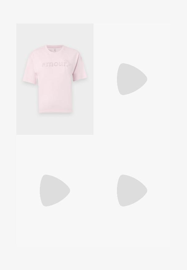T-shirt en coton rose à manches courtes avec le texte "amour" en strass brillants, col rond et coupe décontractée.; Jupe mini plissée grise en tissu texturé, avec une fermeture à nouer sur un côté et une ceinture lisse pour plus de confort.; Escarpin slingback à talon haut en cuir noir avec bout pointu, boucle et détail de bride œillet à l'avant.; Sac à main bordeaux en matériau brillant, de forme rectangulaire, avec deux anses et des accents légèrement courbés à l'avant.