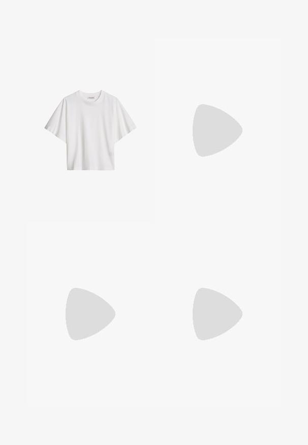 Weißes, kurzärmeliges, locker sitzendes Baumwoll-T-Shirt mit Rundhalsausschnitt und Markenetikett innen im Kragen.; Gestreifte blaue Shorts mit einem elastischen Taillenbund und geflochtenem Kordelzug. Verfügt über vertikale weiße Streifen und ein entspanntes Design.; Braune Ledersandale mit drei Riemen, flacher Sohle, feinen Nähten und rundem Zehenbereich. Schwebt über einer strukturierten beigen Oberfläche.; Gestreifte, gewebte Tasche in Schwarz und Beige mit einem lässigen Design, strukturierten Oberflächen und einem kleinen Lederakzent. 