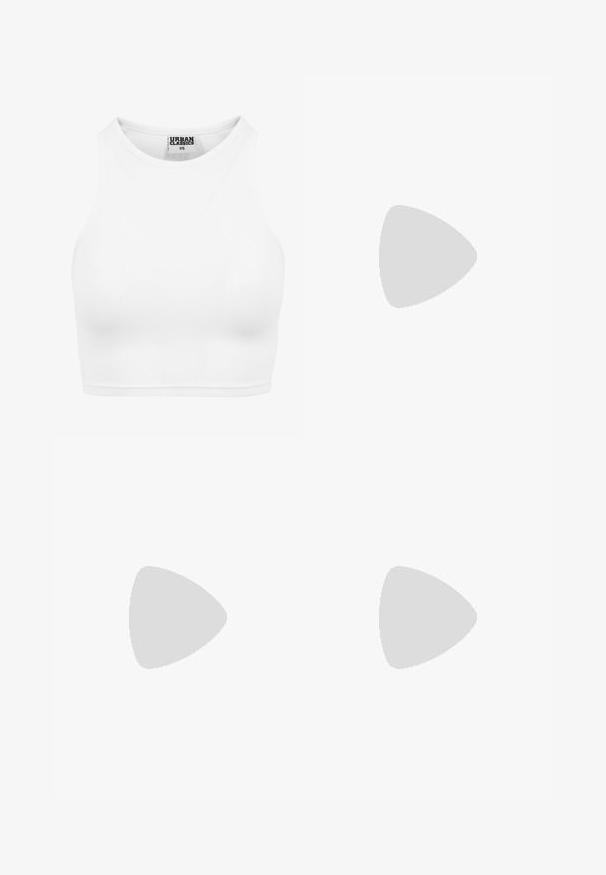 Top corto de tirantes blanco acanalado con cuello alto y etiqueta "Urban Classics XS" en el interior del cuello.; Pantalones cortos de mezclilla azul claro con cintura alta, cinco bolsillos y dobladillos enrollados. Presenta un sutil desvanecimiento y herrajes en tono cobre.; Sandalia plana marrón con tres amplias correas de cuero que cruzan el pie y una suela ligeramente elevada en el talón.; Gran bolsa de paja con un exterior texturizado en color beige y dos asas anchas. Presenta una correa de acento de cuero para el cierre.
