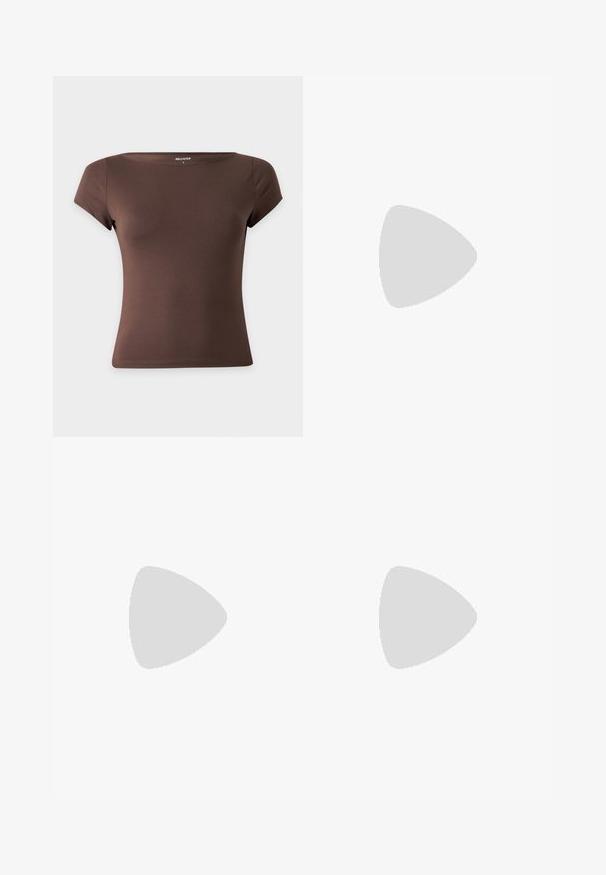 Schlichtes braunes tailliertes Kurzarm-T-Shirt mit weitem Ausschnitt, mit Hollister-Etikett in Größe Small, vor weißem Hintergrund.; Leopardenmusterweite Beinhosen in Braun und Beige. Hergestellt aus Denim, mit einem klassischen Fünf-Taschen-Design und Metallbeschlägen.; Löwenmuster-Sneaker mit beige Wildleder-Obermaterial, tanfarbener Gummisohle und weißen Akzenten. Runde Zehenform und Schnürdesign mit strukturiertem Finish.; Dunkel bordeauxrote Leder-Schultertasche mit Klappenverschluss und einem schmalen verstellbaren Riemen, präsentiert auf einem schlichten hellen Hintergrund.