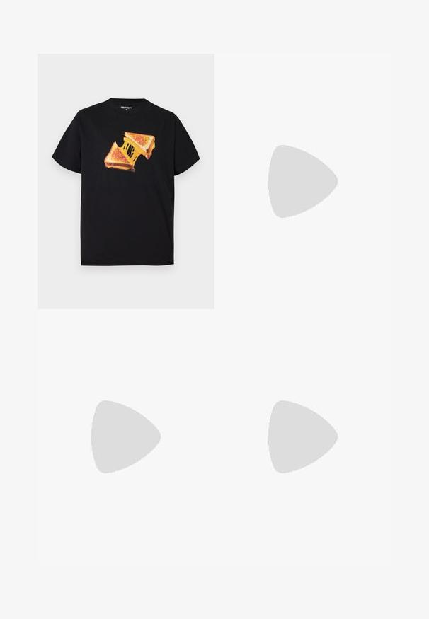 Zwart T-shirt met een afbeelding van een gegrilde kaasbroodje dat in tweeën is gebroken, waarbij gesmolten kaas te zien is die tussen de twee stukken uitrekt.; Grijze katoenen shorts met een elastische tailleband, voorzien van een grote gele grafische print en versleten randen aan het linkerbeen.; Witte canvas sneaker met een ronde neus, rubberen tip en platte zool. Voorzien van metalen oogjes en een eenvoudig vetersysteem.; Zwarte textiele tas met dubbele handvatten en een afneembare schouderriem. Voorzien van een reliëflogo en leren label. Gladde textuur, rechthoekige vorm.