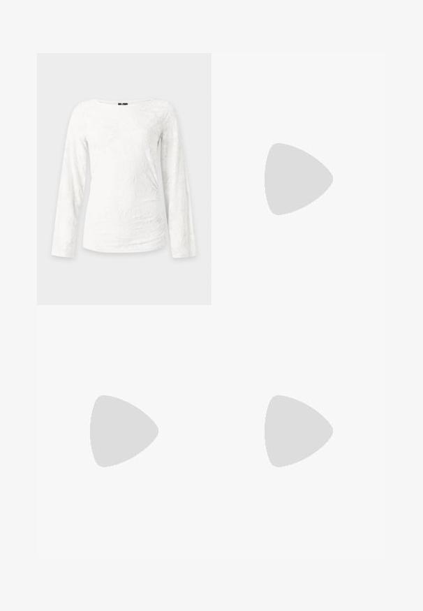 Witte aangesloten top met lange mouwen, een subtiel bloemenstructuurpatroon en een ronde hals, weergegeven op een effen lichte achtergrond.; Blauwe high-waisted straight-leg denim jeans met een knoop sluiting aan de voorkant, ritssluiting en vijf-pocket ontwerp.; Zwarte puntschoen met slingback van soepel leer. Kenmerkt zich door een dunne hak en een gespdetail op de verstelbare band.; Kleine zwarte glanzende handtas met twee lange hengsels en zijkant trekkoord details op een effen lichte achtergrond.