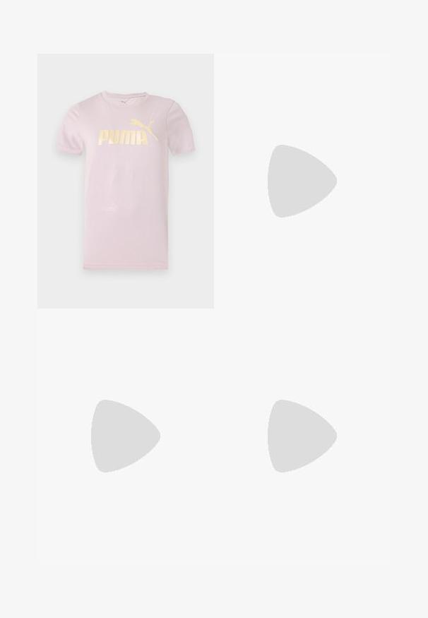 Ροζ ανοιχτό κοντομάνικο t-shirt Puma με στρογγυλή λαιμόκοψη και μεγάλο χρυσό λογότυπο Puma και γάτα τυπωμένα στο στήθος.; Μαύρη κοντή αθλητική φούστα με ελαστική μέση, λευκή ρίγα στο πλάι και μικρό λογότυπο Puma στο κάτω δεξιό μέρος.; Αθλητικά παπούτσια σε ασημί και λευκό χρώμα με δύο διασταυρωμένα λουριά, ημιδιάφανη λάμψη και υφασμένα στοιχεία, σε συνδυασμό με μαύρο παντελόνι πάνω σε μπλε επιφάνεια.; Μικρή μεταλλική ασημί τσάντα Puma με δύο χειρολαβές, μακρύ λουρί, λογότυπο μπροστά και κλείσιμο με φερμουάρ σε απλό ανοιχτόχρωμο φόντο.