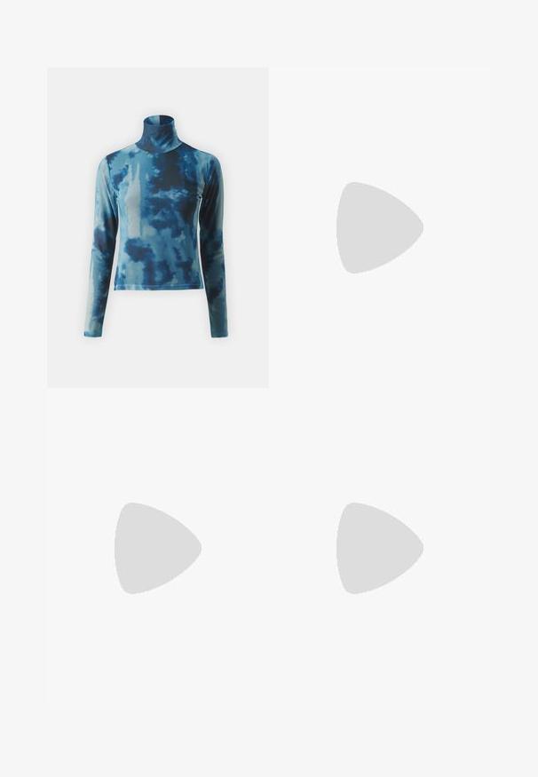 Langærmet turtleneck top i et blåt tie-dye mønster, lavet af glat stof med en tætsiddende silhuet og høj krave.; Sorte bukser med bred ben-design, der har flæseaccentuer ved sidesømmen og en flad talje. Glat stofstruktur, skræddersyet snit.; Hvid og grå balletflat-sneaker med tre elastiske stropper og sort sål, vist i luften over en betonhylde.; Rød blank crossbody-taske formet som et tegneseriekatteansigt med en sløjfe og hjerteformede ører på en hvid baggrund.
