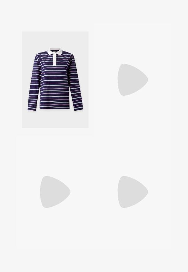 Donkerblauw poloshirt met lange mouwen, witte en roze horizontale strepen en een witte kraag met knopen.; Lange marineblauwe broek van een soepele katoenmix, met een sluiting met knoop aan de voorkant en gestikte details langs de tailleband en zakken.; Bruine suède sneaker met roze accenten, drie witte strepen en een geel logo. Voorzien van een zachte voering en een geribbelde rubberen zool.; Vrouw met een zwart-wit gebloemde blouse houdt een glanzende rode schoudertas vast tegen een effen achtergrond.