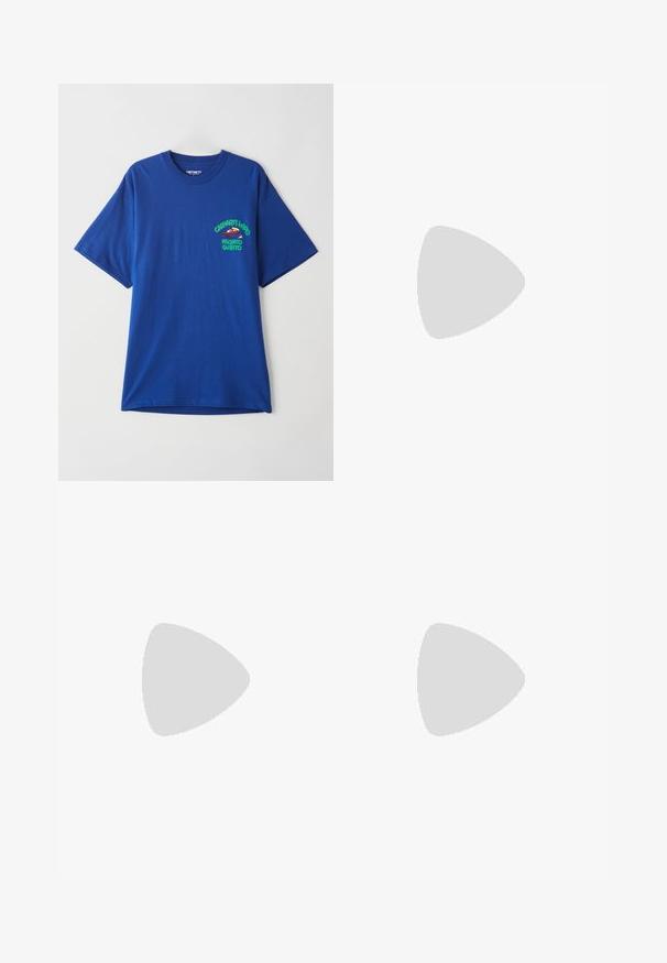 Blå bomuld T-shirt med korte ærmer, der har et trykt motiv på venstre bryst i grønt og rødt, teksten inkluderer "Carhartt WIP" og "Pronto Subito."; Mørke denim shorts med lige snit, store forlommer og knaplukning; glat tekstur og minimale syninger.; Nike Air Jordan sneakers har en hvid læderbase med blå syntetiske detaljer, en perforeret tåboks og blå snørebånd.; Sølv halskæde med forlængede led og en vedhæng med et dollartegn, accentueret med klare krystaller.