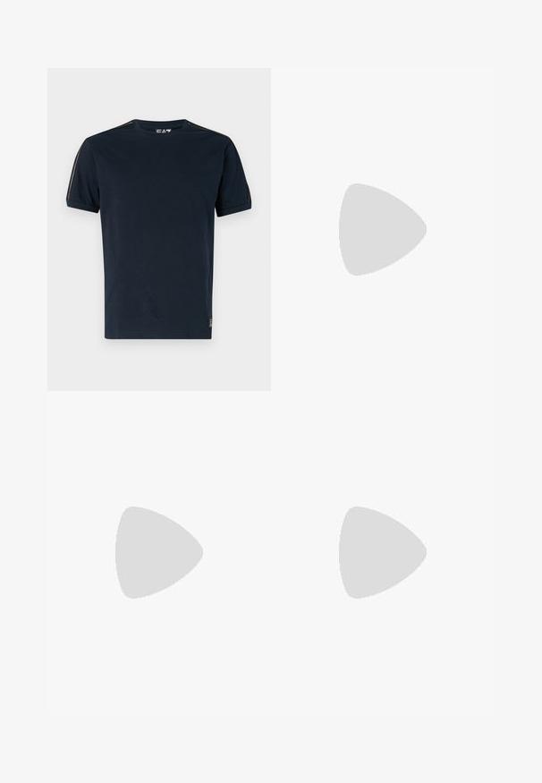 Marineblaue T-Shirt aus Baumwolle mit kurzen Ärmeln, runder Halslinie und strukturierten Akzenten an den Schultern. Logo auf der unteren linken Seite.; Navy Sweatpants mit weichem Material, schmal zulaufenden Bündchen und Netzseiteneinsätzen. Elastischer Bund für Komfort und legere Passform.; Weiße Sneaker mit Wildlederelementen, runder Zehenpartie, flachen Schnürsenkeln und einer cremefarbenen Gummisohle. Mit grünen Markenlogo am Fersenbereich.; Schwarze Schultertasche mit Reißverschluss, verstellbarem Riemen und zentral auf der Vorderseite angebrachtem metallischem Logoemblem.
