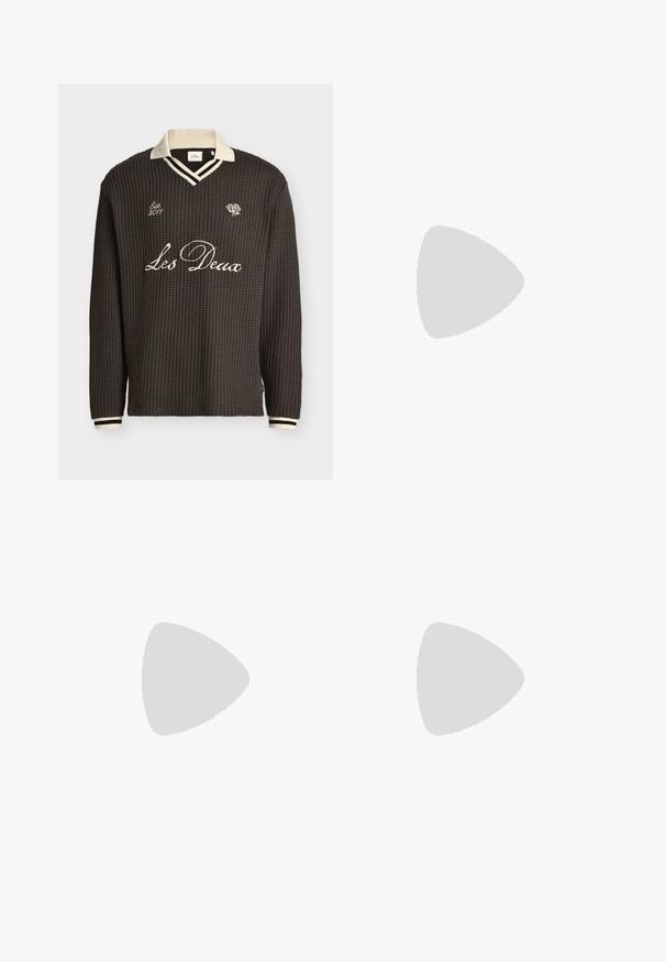 Pull à manches longues en maille gaufrée marron foncé avec col crème, poignets rayés et texte brodé "Les Deux" et "Est. 2011" sur le devant.; Pantalon sur mesure marron foncé avec un motif de fines rayures, coupe droite et texture de tissu lisse. Présente une taille standard.; Baskets beige et marron avec un mélange de suède et de maille, dotées d'un design découpé distinct en forme de 'M', de lacets blancs et d'une semelle en caoutchouc texturée.; Sac à main en suède marron avec une forme structurée, doté d'une poignée supérieure, d'une bandoulière réglable, de détails de ceinture et d'accents perforés décoratifs.