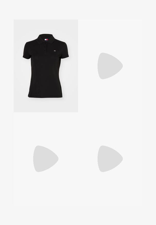 Polo noir à manches courtes avec trois boutons et un petit logo rectangulaire sur le côté gauche de la poitrine.; Jupe en coton noir avec un design plissé, une fermeture à bouton et des passants de ceinture. Longueur courte avec une texture lisse et sans motifs visibles.; Chaussure plate en cuir noir avec un bout pointu et une sangle au niveau de la cheville, ornée d'une boucle en or. Texture lisse avec une finition légèrement brillante.; Boucles d'oreilles en argent avec une finition polie et un branding DKNY, présentées sur un fond blanc uni.