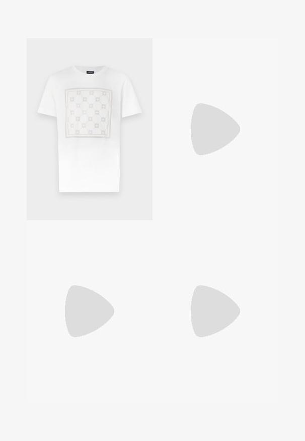 T-shirt en coton blanc présentant un grand motif carré subtil en beige clair avec des formes arrondies et des accents, terminé par un col rond.; Pantalons noirs ajustés avec une coupe plate, taille standard et jambes droites. Fabriqués en tissu lisse, dotés d'une fermeture à un bouton.; Mocassin en cuir noir avec détail de bride grise, talon bas et semelle texturée, marqué "HUGO" en or sur le côté.; Sac messager Lacoste noir texturé avec bandoulière ajustable, rabat avant, poche zippée et fermetures à boucle en métal.
