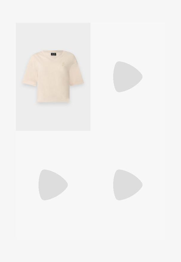 T-shirt beige court à col en V avec manches courtes et petit logo brodé sur la poitrine gauche.; Jean denim bleu clair à jambe droite avec fermeture devant par bouton et zip, passants pour ceinture et style classique à cinq poches.; Mule à talon haut en cuir noir à bout ouvert avec un talon stiletto fin, vue de profil sur un fond uni.; Sac cabas vert olive Michael Kors avec motif de logo embossé, doubles bretelles, poche avant zippée et étiquette en cuir attachée.
