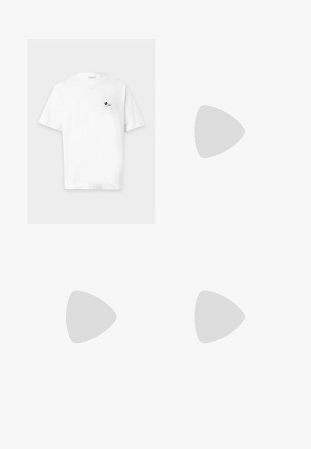Weißes T-Shirt mit kurzen Ärmeln, kleinem schwarzem Kleeblatt und dem Wort "loved" auf der linken Brust gedruckt.; Helle blaue Denim-Jeans mit geradem Bein, Taschen, Kupferriegeln und Knopfverschluss. Sie zeichnen sich durch ein verblasstes Design und einen sauberen Saum aus.; Junger Mann in weiß gestreiftem Hemd und khakifarbener Hose sitzt nach vorne gelehnt auf einem Hocker mit verschränkten Armen und schaut direkt geradeaus vor weißem Hintergrund.; Olivgrüne, strukturierte Leder-Gürteltasche mit schwarzen Logos, silbernem Reißverschluss, doppeltem Reißverschluss-Zipper und zentraler silberner Markenplakette.