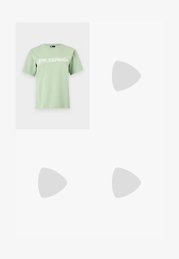 T-shirt vert clair à manches courtes avec col rond et texte blanc superposé "THE KOOPLES" sur la poitrine.; Pantalon bleu marine à jambes larges avec taille élastique et devant plat, en tissu léger.; Chaussure mule en tissu beige clair avec un design noué à l'avant, bout pointu et talon fin et effilé. Texture lisse dans l'ensemble.; Sac bandoulière avec motifs ovales colorés sur fond sombre, poche avant zippée et bandoulière réglable, marqué "STINE GOYA" en lettres dorées.