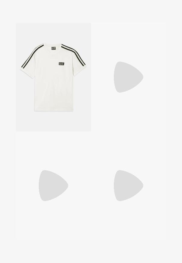 Witte katoenen t-shirt met een ronde halslijn, korte mouwen, zwarte accentstrepen op de schouders en een klein EA7-logo op de borst.; Oranje sweatpants met een elastische tailleband en boorden. Beschikt over een bedrukte logo aan de zijkant. Gemaakt van een zachte, gestructureerde stof.; Witte leren sneaker met een afgeronde neus, platte zool en veters aan de voorkant. Voorzien van stikseldetails en een gevoerde kraag voor comfort.; Zwarte crossbodytas met verstelbare band en klein zilverkleurig logo-embleem op de voorflap, afgebeeld op een effen lichte achtergrond.