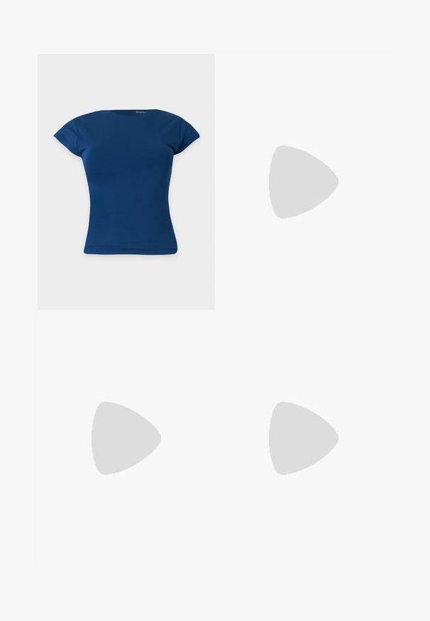 Blauw aansluitend T-shirt met korte mouwen en een ronde halslijn, afgebeeld tegen een effen lichte achtergrond.; Bruine op maat gemaakte shorts met een vlakke voorkant, plooien en zijzakken. Gemaakt van een lichte stof, met een relaxte pasvorm en afgebiesde randen.; Beige suède mocassin met gestikte neus, strikdetail aan de voorkant en gefranjerde zijkanten, getoond in profiel op een witte achtergrond.; Zwarte ovale Ray-Ban-zonnebril met groen getinte glazen en slanke pootjes, schuin geplaatst op een witte ondergrond.