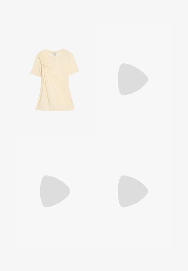 Lichtgele, kortek mouw t-shirt met een knoopdetail aan de linkerkant. Gemaakt van zachte stof met een relaxed fit en ronde hals.; Jeansrok met een rechte pasvorm, in een medium blauwe wassing, voorzien van twee grote voorzakken en zichtbaar stiksel langs de naden.; Enkele bruine Birkenstock-sandaal met een luipaardprintbandje en gouden gesp die rust op een gestructureerd beige tapijt vlak bij een bank.; Kleine lichtroze handtas met bovenhandgrepen, afneembare riem, gouden afwerking en een stervormige pailletten sleutelhanger bevestigd.