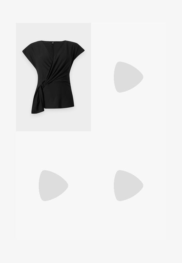 Sort kortærmet top med V-udskæring og draperede detalje i siden, der har et blødt materiale og en afslappet pasform for nem bevægelse.; Sorte brede bukser med elastisk talje, lavet af et glat stof, med et rent, minimalistisk design uden udsmykninger.; Sort højhælet sandal med stropper og ankelspænde, der svæver over tekstureret gråt fortov med flisebelagt væg i baggrunden.; Sort læderhåndtaske med en rundet form, dekoreret med sølvnitter, og et kort håndtag. Glat tekstur og lynlåslukning.