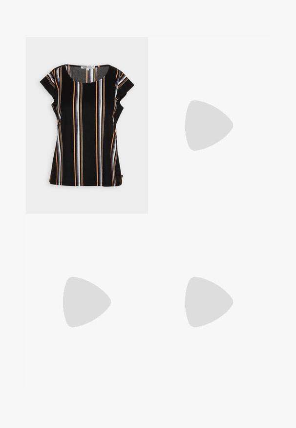 TOM TAILOR DENIM CAPSLEEVES - Tričko s potlačou - black/multi-coloured; Čierne nohavice so strihom rovného nohavicu, vyrobené z hladkej tkaniny. Obsahujú predný gombík, pútka na opasok a dve bočné vrecká.; Čierne sandále s plochou podrážkou, nastaviteľnou prackou, dvoma širokými popruhmi a hladkým povrchom, navrhnuté pre pohodlie a jednoduché obúvanie.; Strieborné kovové náušnice s dvoma prepojenými kruhmi, jeden väčší a jeden menší, s jemne brúseným povrchom a zarážkami na zatlačenie.