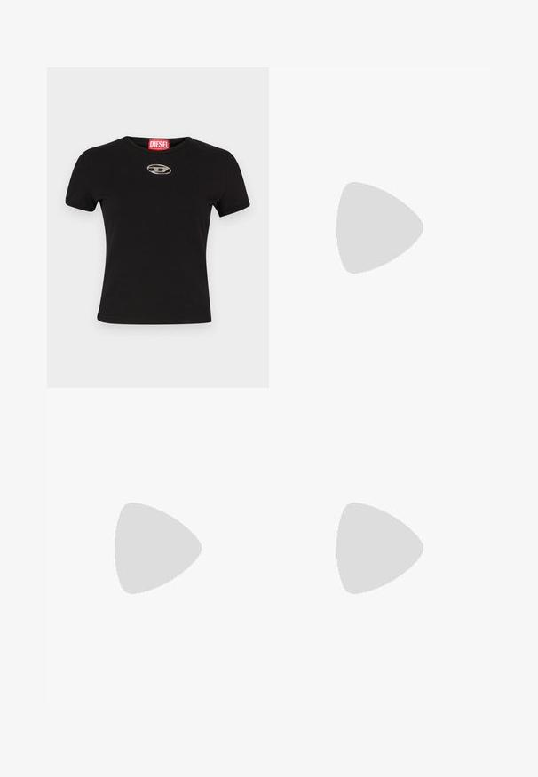 Sort kortærmet t-shirt lavet af bomuld, med en rund halsudskæring og en metallisk oval logoaccent på forsiden.; Sorte flared jeans lavet af denim med en tætsiddende talje, lynlås og knaplukning, samt udtalt flare ved anklen.; Sorte laklæder sandaletter med åben tå, der har et buet overdesign og en spids stilethæl. Glat, blank finish.; Sort patentlæder håndtaske med en unik buet form, kort justerbar hank og en lynlåslukning i toppen. Glat tekstur med diskret branding.