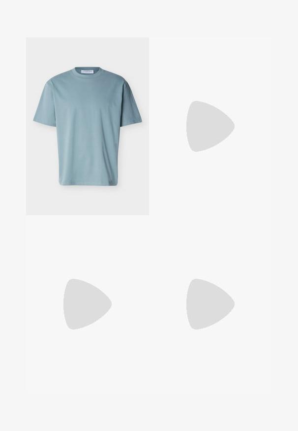 T-shirt bleu clair à manches courtes avec col rond, coupe décontractée et étiquette blanche visible à l'intérieur du col.; Chino noirs en tissu de coton lisse. Dotés d'une fermeture à bouton, de poches avant et d'une coupe droite avec des bords nets.; Mocassin en cuir noir avec un bout arrondi et froncé, et une semelle plate sur un fond blanc uni.; Trousse de toilette rectangulaire en cuir noir avec fermeture éclair et nom de marque embossé sur le devant, sur fond blanc uni.